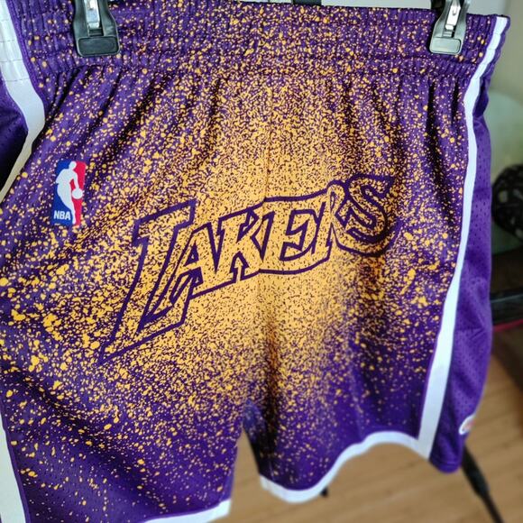 Mitchell & Ness 2009 Los Angeles Lakers Gradient Spray Paint HWC Shorts Large - Picture 6 of 6